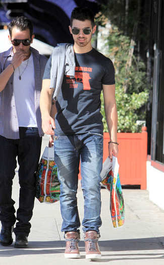 Joe+Jonas+Joe+Jonas+Out+Shopping+American+bqlESAjQx35l