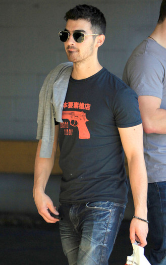 Joe+Jonas+Joe+Jonas+Out+Shopping+American+F8QnYxfDdu4l
