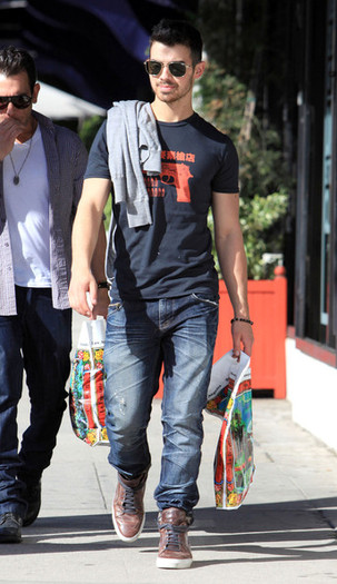 Joe+Jonas+Joe+Jonas+Out+Shopping+American+ZO2lQ63pnWUl