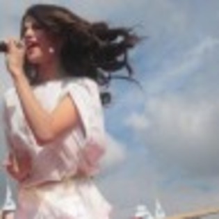 selena-gomez-disneylad16-97x97