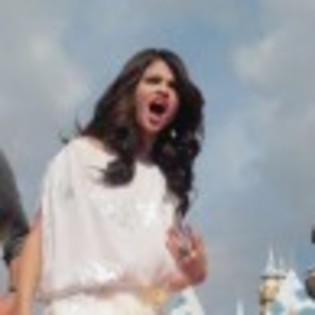 selena-gomez-disneylad17-97x97