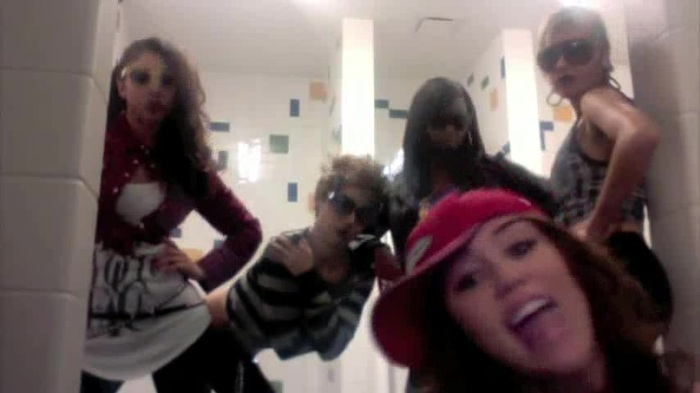Miley Says Goodbye to Twitter 039