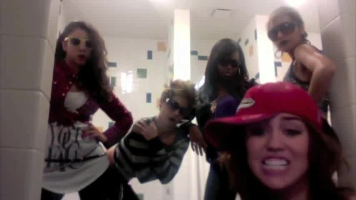 Miley Says Goodbye to Twitter 048