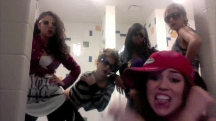 Miley Says Goodbye to Twitter 049