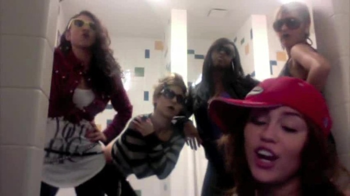 Miley Says Goodbye to Twitter 055