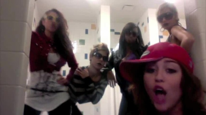 Miley Says Goodbye to Twitter 056