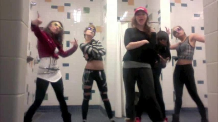 Miley Says Goodbye to Twitter 099