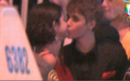 Justin Bieber si Selena Gomez, filmati sarutandu-se (video)