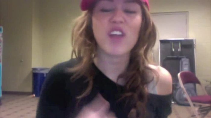 Miley Says Goodbye to Twitter 268