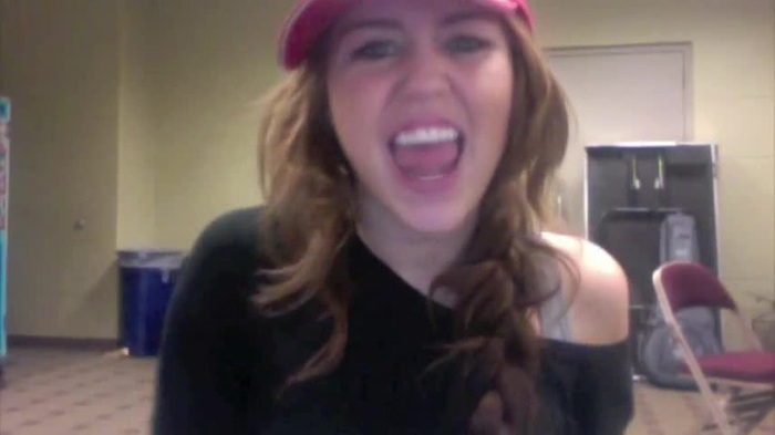 Miley Says Goodbye to Twitter 271