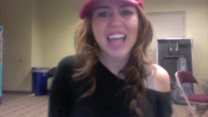 Miley Says Goodbye to Twitter 272