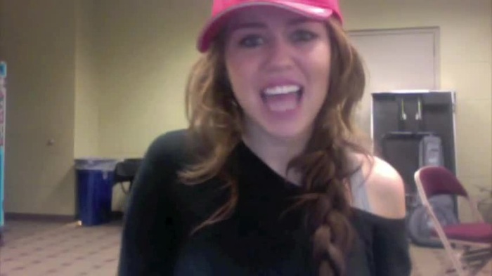 Miley Says Goodbye to Twitter 273