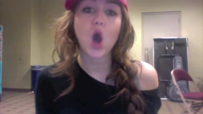 Miley Says Goodbye to Twitter 342 - 0-0 Miley says GoodBye to Twitter