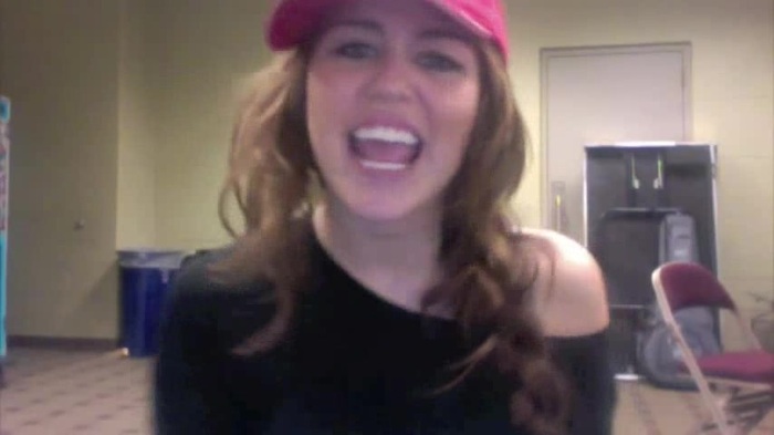 Miley Says Goodbye to Twitter 400 - 0-0 Miley says GoodBye to Twitter