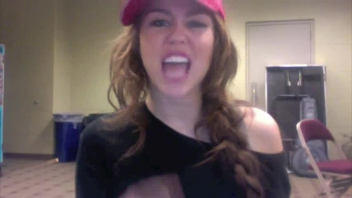 Miley Says Goodbye to Twitter 416