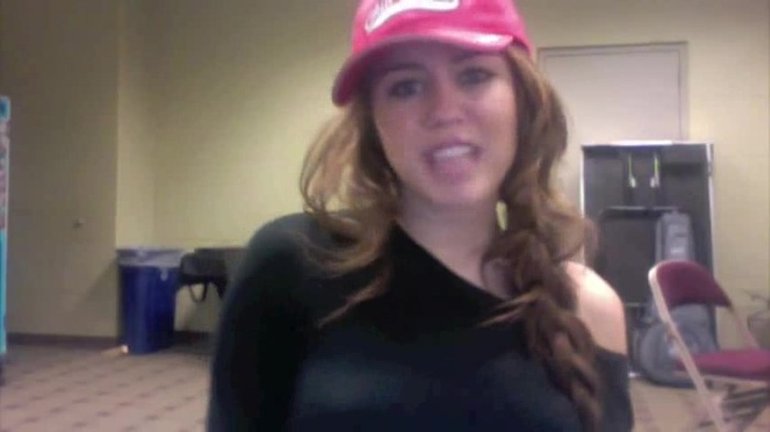 Miley Says Goodbye to Twitter 423