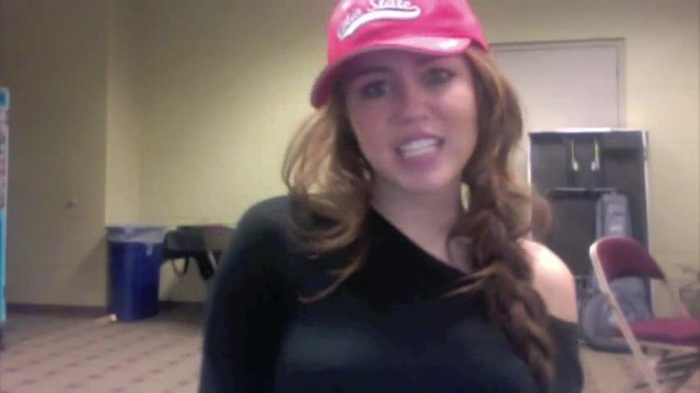 Miley Says Goodbye to Twitter 424