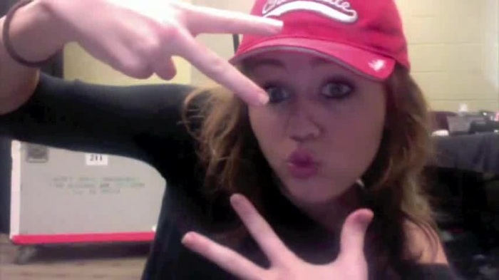 Miley Says Goodbye to Twitter 487