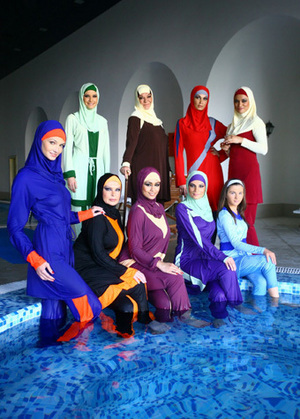 ; Femeile din Emirat.

