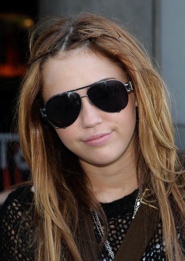 Miley+Cyrus+Classic+Sunglasses+Aviator+Sunglasses+STsyEKUVZ_hl