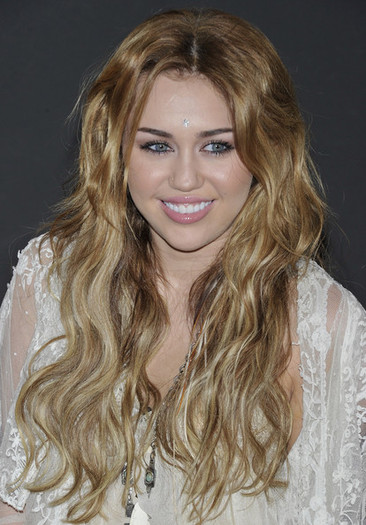Miley+Cyrus+Long+Hairstyles+Long+Wavy+Cut+Db79xSCahgZl