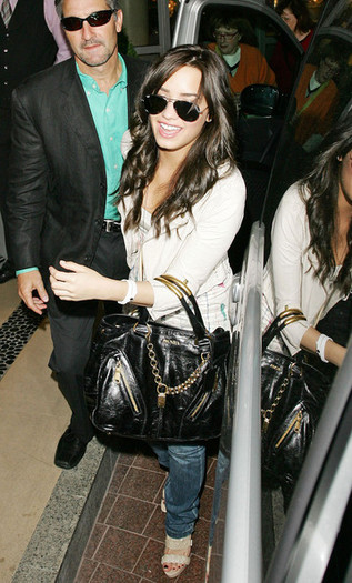 Demi+Lovato+Classic+Sunglasses+Aviator+Sunglasses+BAx_zO34U0al