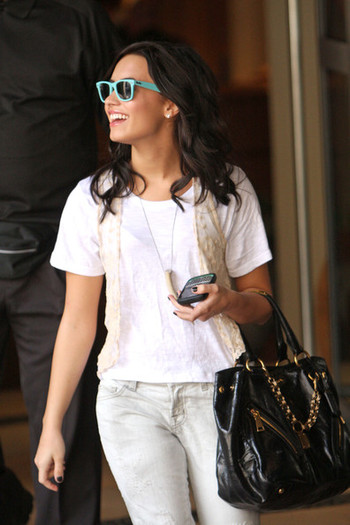 Demi+Lovato+Classic+Sunglasses+Wayfarer+Sunglasses+UVFVPISZXNcl