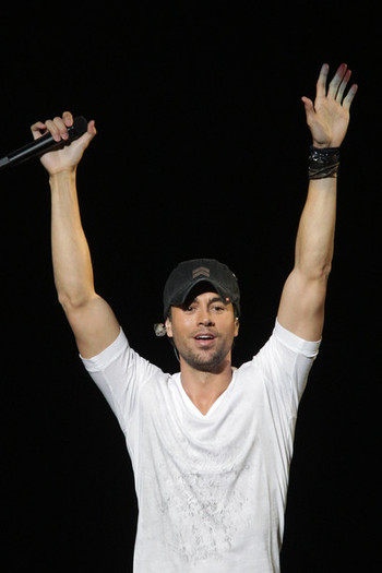 Enrique+Iglesias+KIIS+FM+Jingle+Ball+2010+cf7Ol0GOXMEl - ENRIQUE IGLESIAS