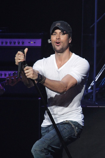 Enrique+Iglesias+KIIS+FM+Jingle+Ball+2010+WVPi_dFI2Wal