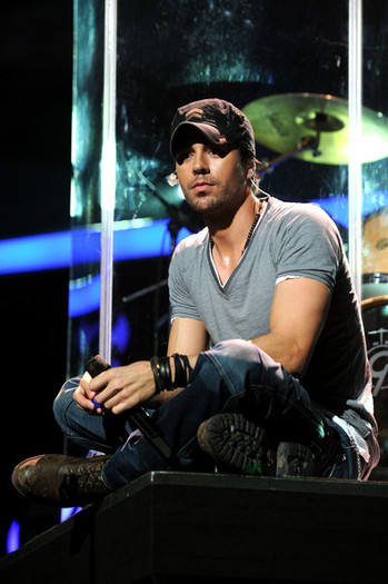 Enrique+Iglesias+Z100+Jingle+Ball+2010+Presented+FvTZZT4O6_Ml