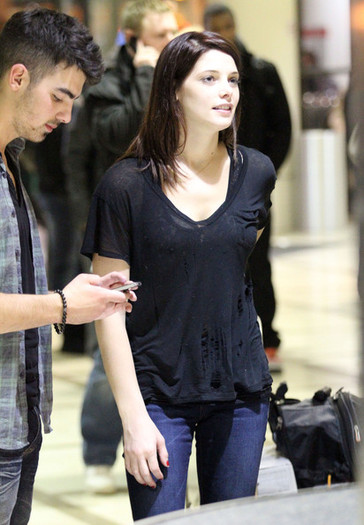 Joe+Jonas+Joe+Jonas+Ashley+Greene+Arriving+PnVq6GPhVh9l - news3