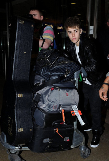 Justin Bieber Justin Bieber Heathrow xUlppI0Bf1pl