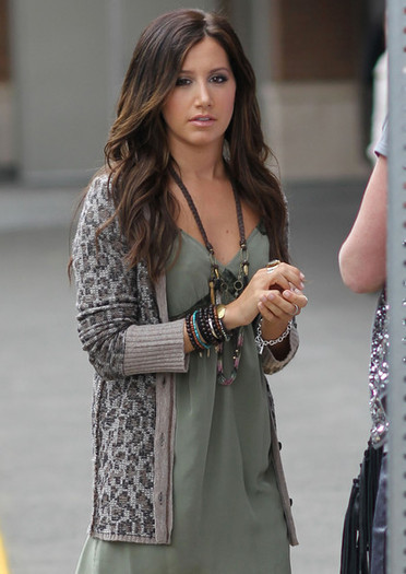 Ashley Tisdale Long Hairstyles Long Wavy Cut 3Qyuen3u1q6l