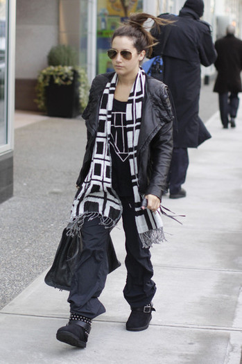 Ashley Tisdale Scarves Patterned Scarf hZIFRmgrpubl - Ashley Tisdale