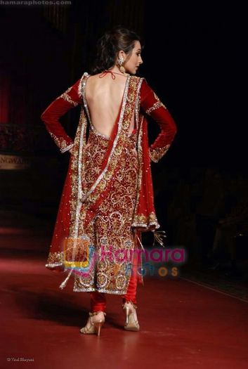 normal_Karisma Kapoor walks on the ramp for Manav Gangwani show at HDIL Coutoure week on 18th Septem