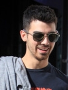 Joe+Jonas+Joe+Jonas+Out+Shopping+American+_ca7Rk7e1Zhl_002 - puzlle