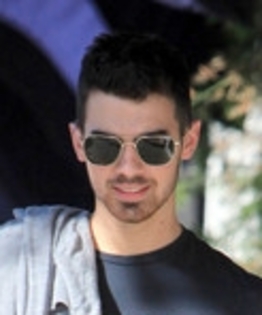 Joe+Jonas+Joe+Jonas+Out+Shopping+American+bqlESAjQx35l_002