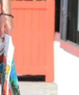 Joe+Jonas+Joe+Jonas+Out+Shopping+American+bqlESAjQx35l_009