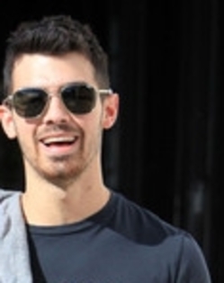 Joe+Jonas+Joe+Jonas+Out+Shopping+American+edQkObASrQjl_002