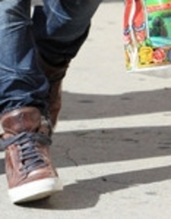 Joe+Jonas+Joe+Jonas+Out+Shopping+American+edQkObASrQjl_011 - puzlle