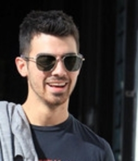 Joe+Jonas+Joe+Jonas+Out+Shopping+American+H2h8c4y2tBhl_002