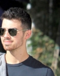 Joe+Jonas+Joe+Jonas+Out+Shopping+American+mlL3YgqpWVUl_002
