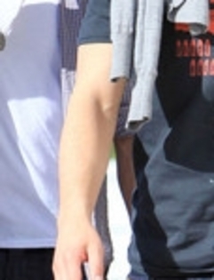 Joe+Jonas+Joe+Jonas+Out+Shopping+American+SKL8XSsLiKEl_004