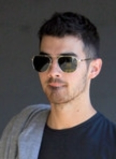 Joe+Jonas+Joe+Jonas+Out+Shopping+American+XajxmLyn0s1l_002