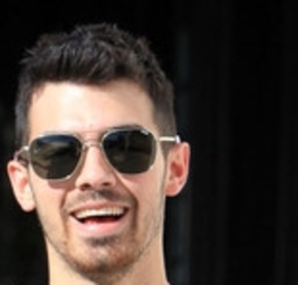 Joe+Jonas+Joe+Jonas+Out+Shopping+American+XoqlekukKkrl_002