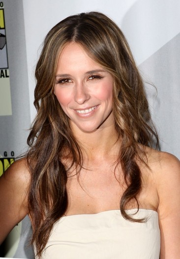 jennifer-love-hewitt-in-hairstyle