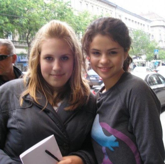 selena-monte-carlo-fan-1-530x527 - selly pozeaza alaturi de fanii din monte carlo