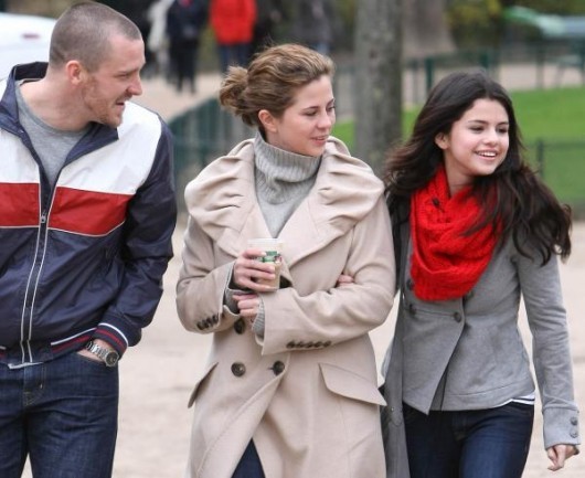 selena-gomez-paris-stroll-29-530x433