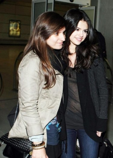 selena-gomez-paris-stroll-42-530x740