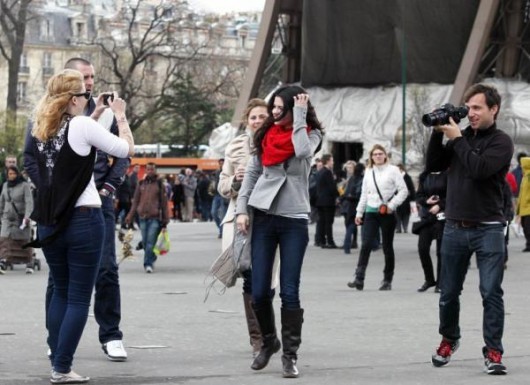 selena-gomez-paris-stroll-53-530x385